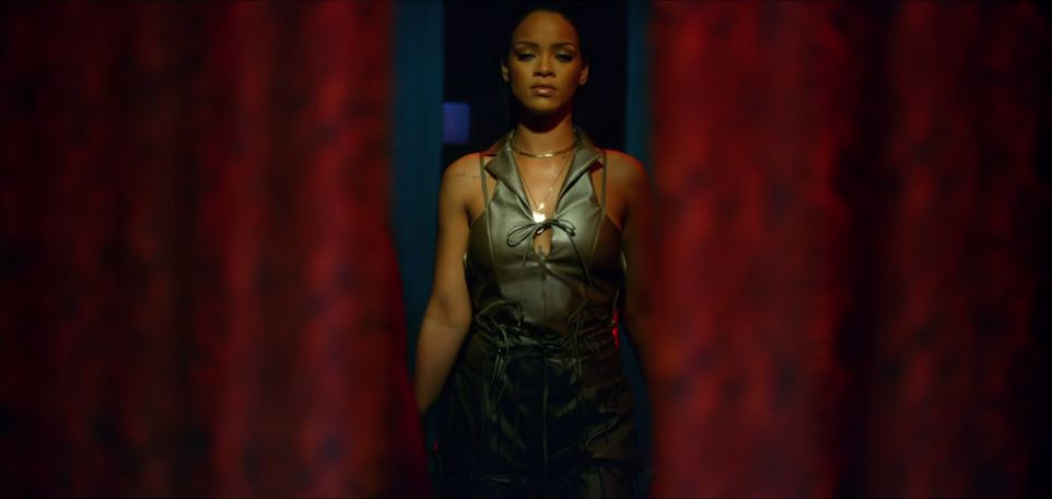 Rihanna dans le clip de Needed Me