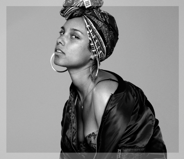 Alicia Keys in common regard boucles d'oreilles