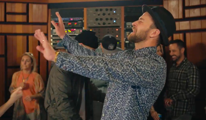 Justin Timberlake danse sur Can't stop the feeling avec le cast du film Troll Dreamworks