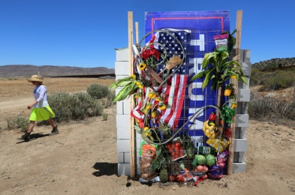 Mur symbolique des deux artistes américains contre Donald Trump