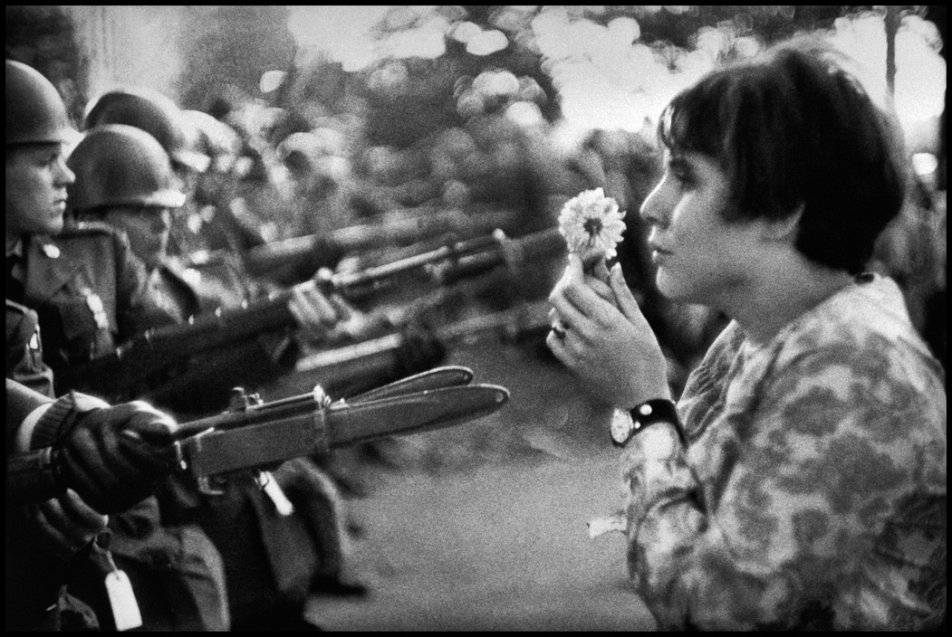 Jeune fille à la fleur devant les armes en noir et blanc
