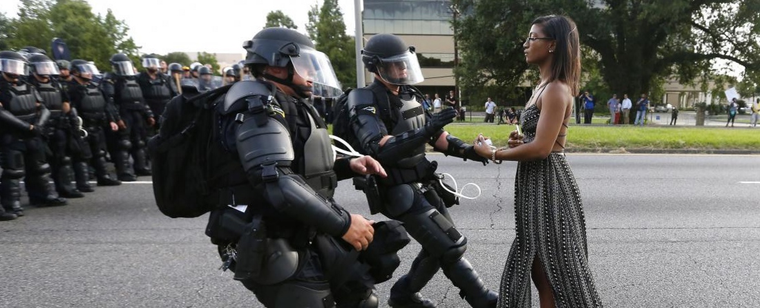 Manifestante face aux policiers à Bâton-Rouge