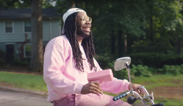 Image extraite du clip du morceau "Cash Machine" de D.R.A.M.