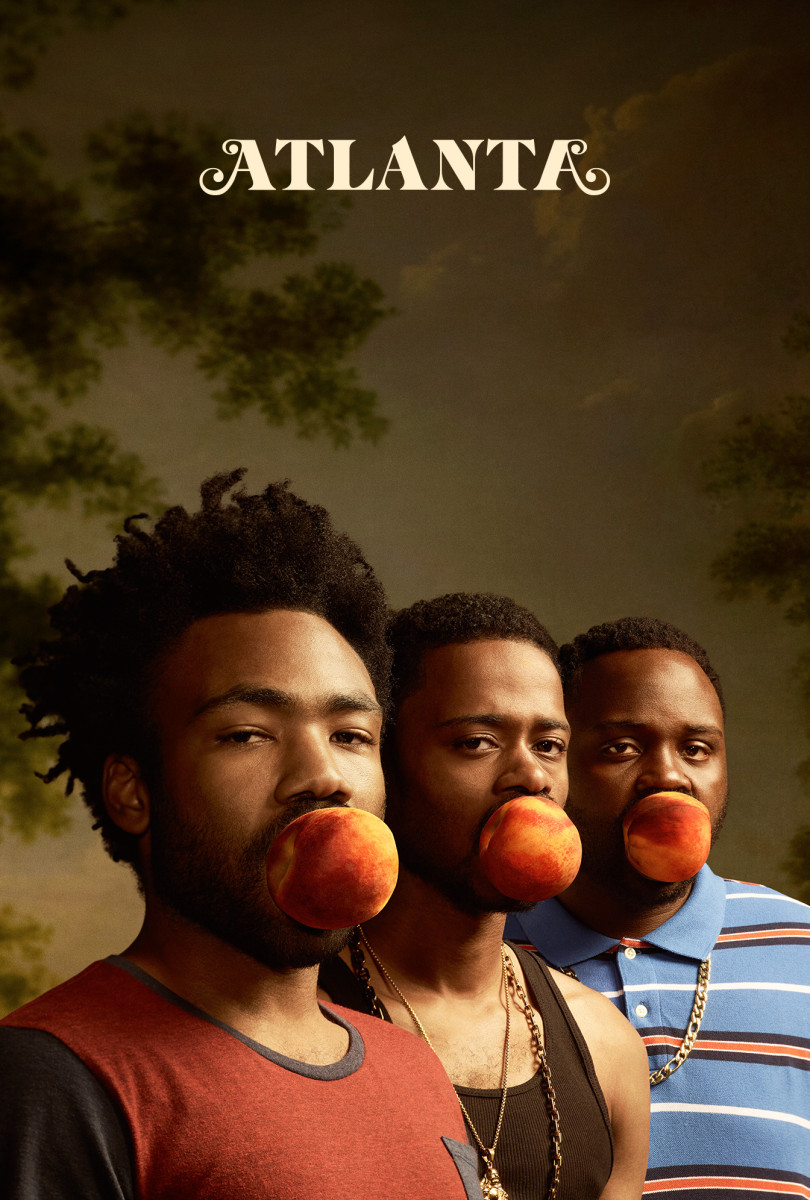 Childish Gambino tient une pomme dans la série Atlanta