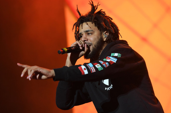 Après avoir sorti son dernier en album, 4 your Eyez Only, en décembre dernier, J.Cole vient de publier cette nuit un nouveau titre sur son compte Soundcloud : « High for Hours ».
