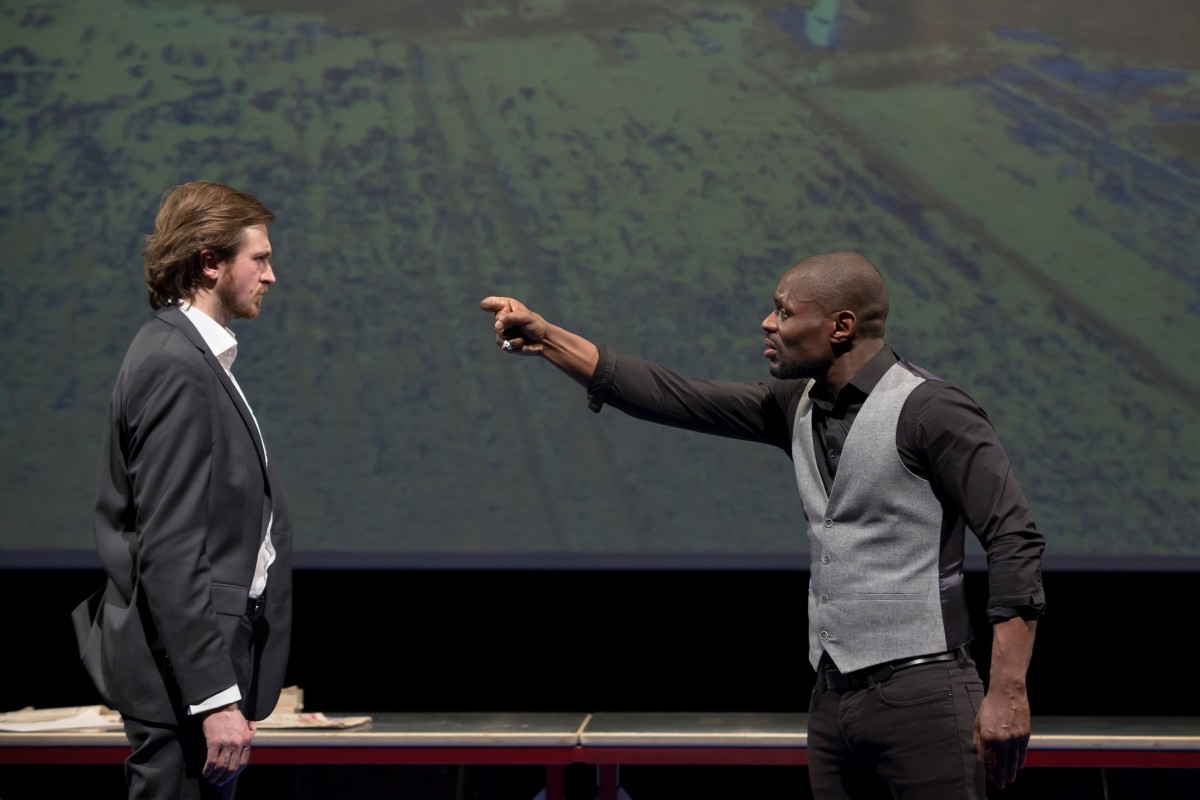 Kery James et Yannick Landrein sur la scène du théâtre du Rond-Point à Paris pour la représentation d'A vif