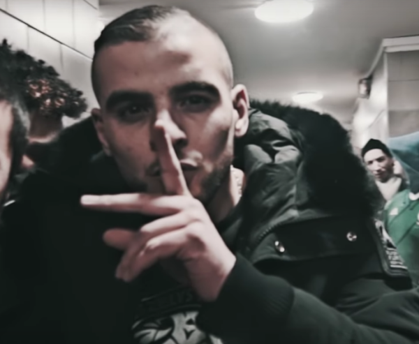 Fianso en train de rapper dans son clip