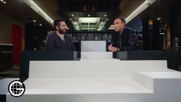 Nikos Aliagas sur le plateau du Gros Journal de Canal Plus posé au palais Brongniart