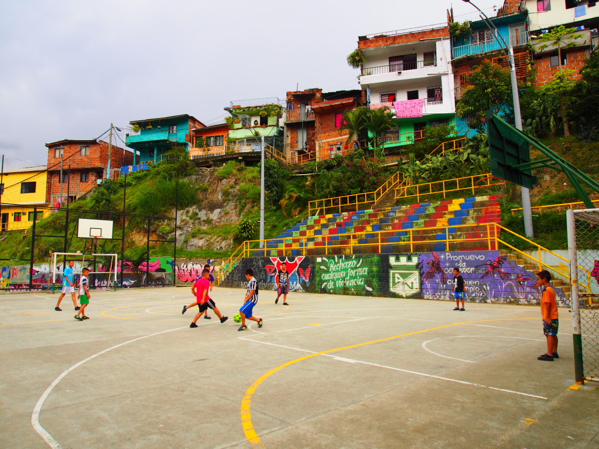Jeunes jouant au football, Comuna 13