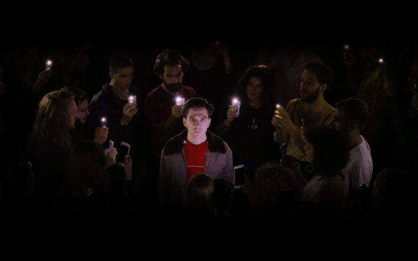 home-clique-tv-bagarre-danser-seul