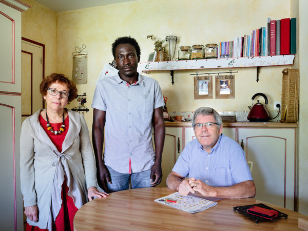 Annick et Hubert, couple de retraités portés par leurs valeurs chrétiennes, ont décidé d’accueillir un réfugié soudanais dans leur maison à Rivière, près de Tours, France. Ils ressortent bouleversés de cette expérience positive.