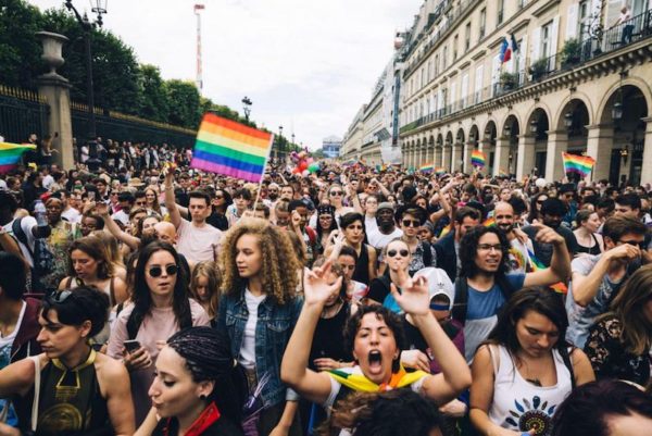 home-clique-tv-nicolas-serve-marche-des-fiertes-lgbti