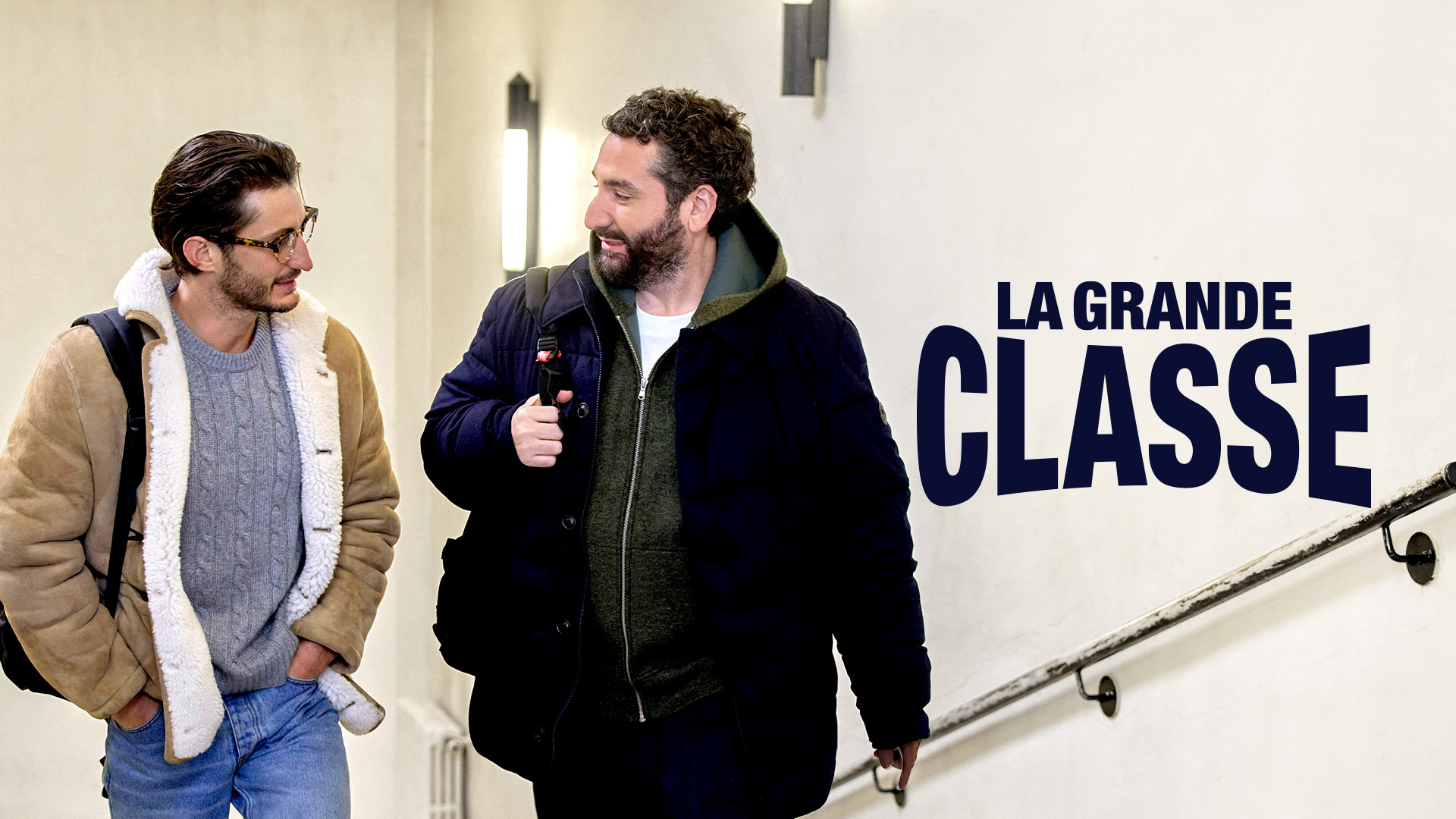 Mouloud Achour et Pierre Niney passent une journée dans l'ancien lycée de ce dernier dans le cadre de l'émission La Grande Classe.